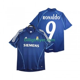 Billige Fotballdrakter Real Madrid Ronaldo 9 206 Retro Bortedraktsett 2005 Kortermet